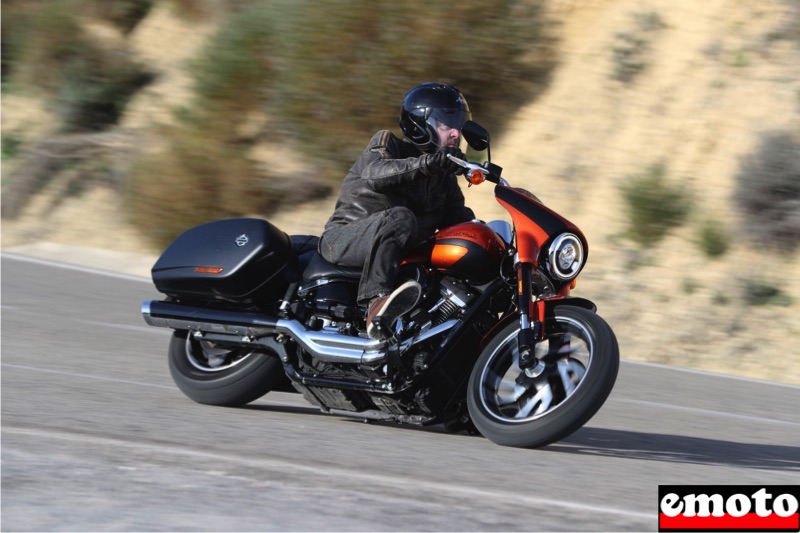 la conduite est celle d un softail dynamique pas d un touring