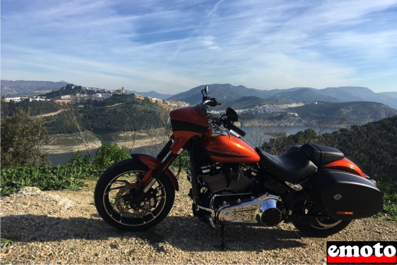 une pause au dessus d un barrage en espagne