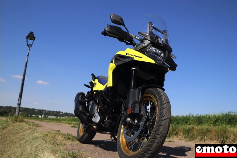 suzuki v strom 1050 xt avec sa couleur typique