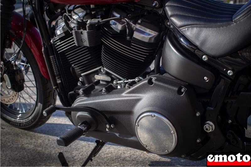 milwaukee eight en finition noire sur la street bob