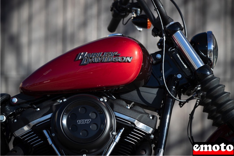 petit reservoir au dessus du v twin harley davidson