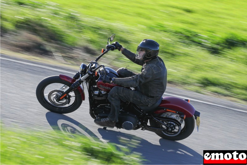 vue de dessus cette hd street bob est un petit softail