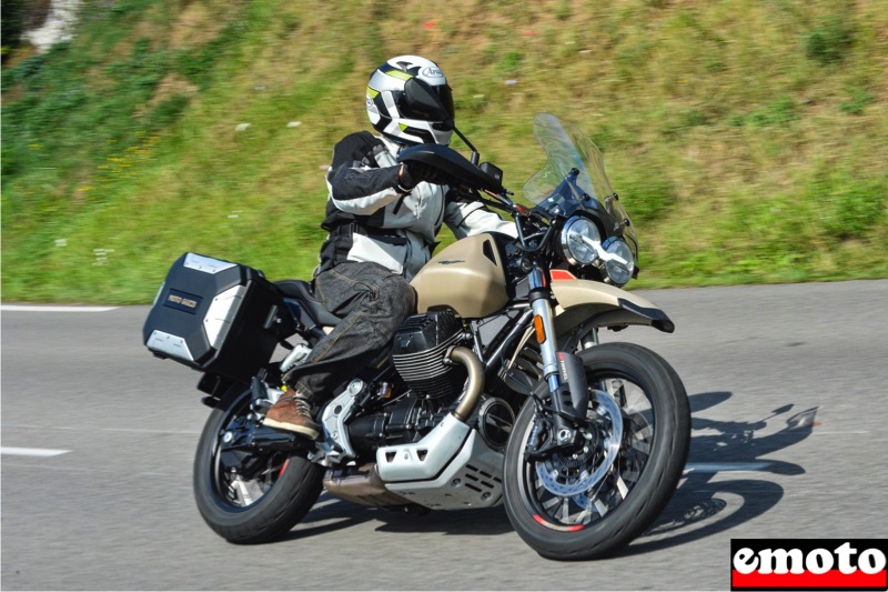 moto guzzi v85tt travel avec la valise cote droit de 37 litres