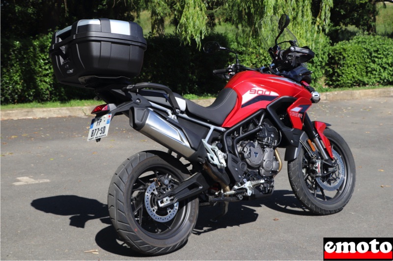 triumph tiger 900 gt pro en profil arriere avec son top case qui contient 2 casques integraux