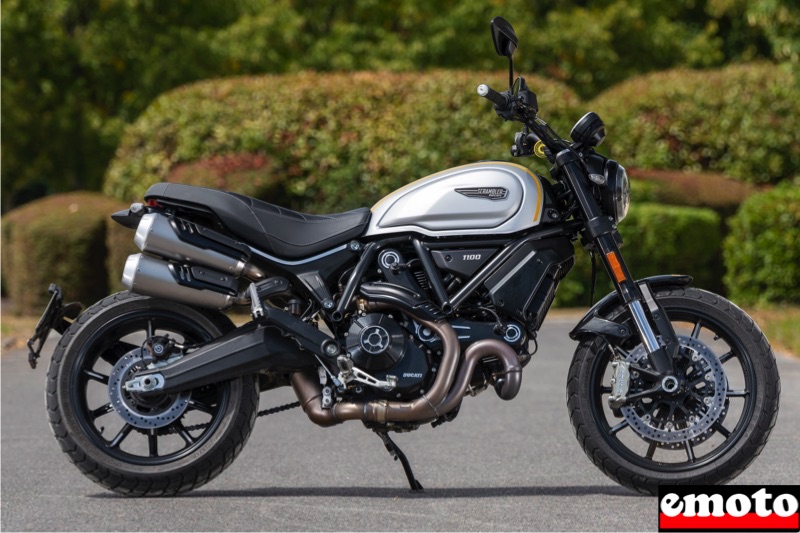 cote droit le ducati scrambler 1100 pro a ses 2 silencieux superposes