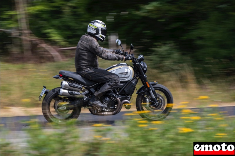 un scrambler pour rouler a la cool sur les petites routes