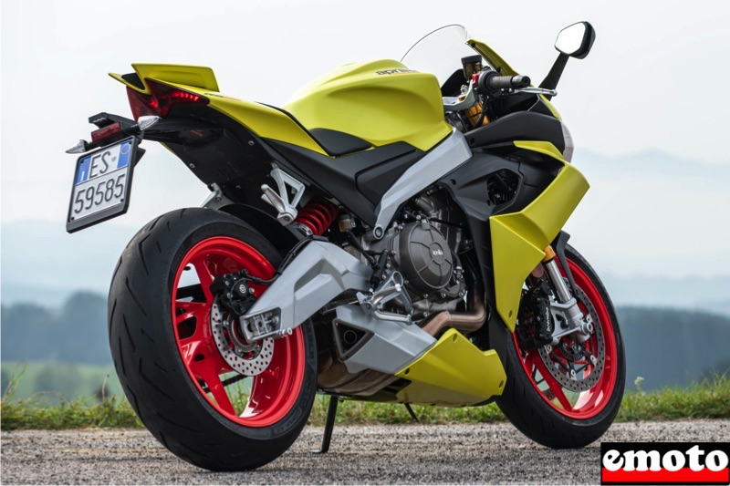 a droite du carenage de la rs 660 le double carenage superpose