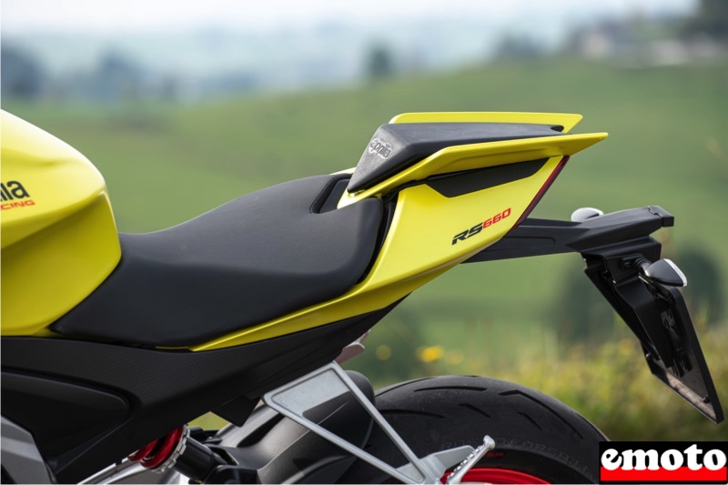 la selle est longue pour permettre de bien se placer ou on veut