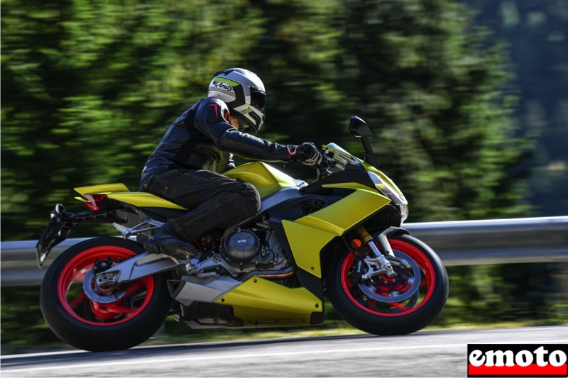 on voit bien ici la taille et l ergonomie de cette moto