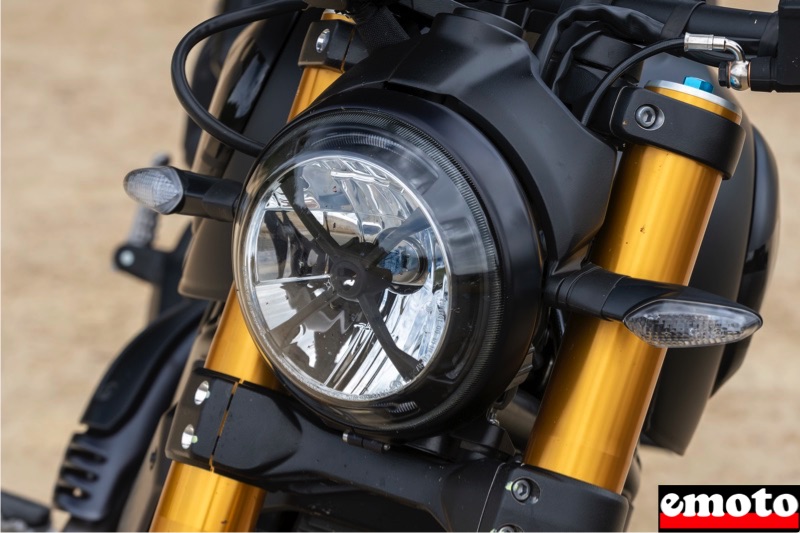 le dore de la fourche donne un autre style a ce scrambler