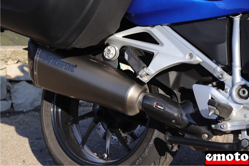 echappement akrapovic en option pour une sonorite plus affirmee