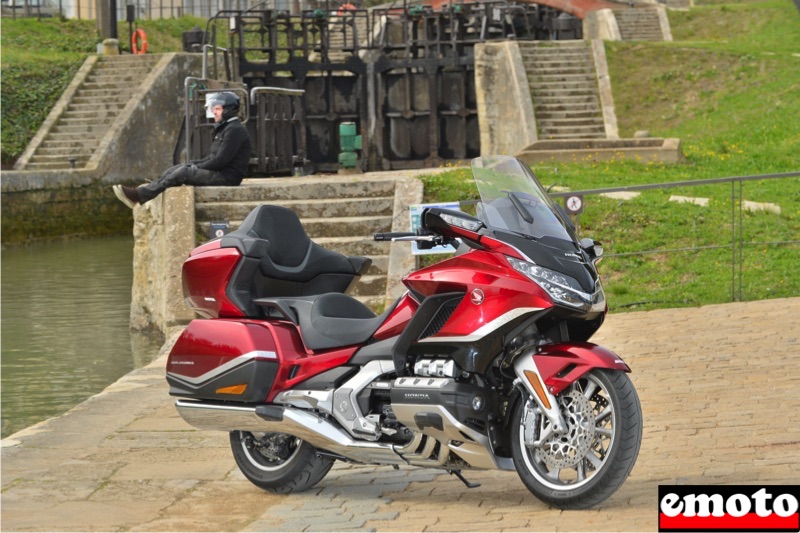 la honda goldwing 2021 est toujours la reine du tourisme surtout avec la boite dct