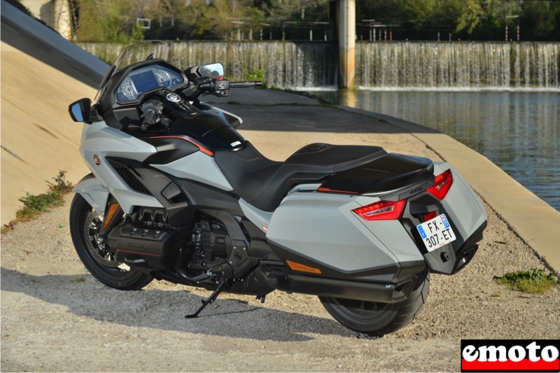 la goldwing tout court est le bagger sans le coffre