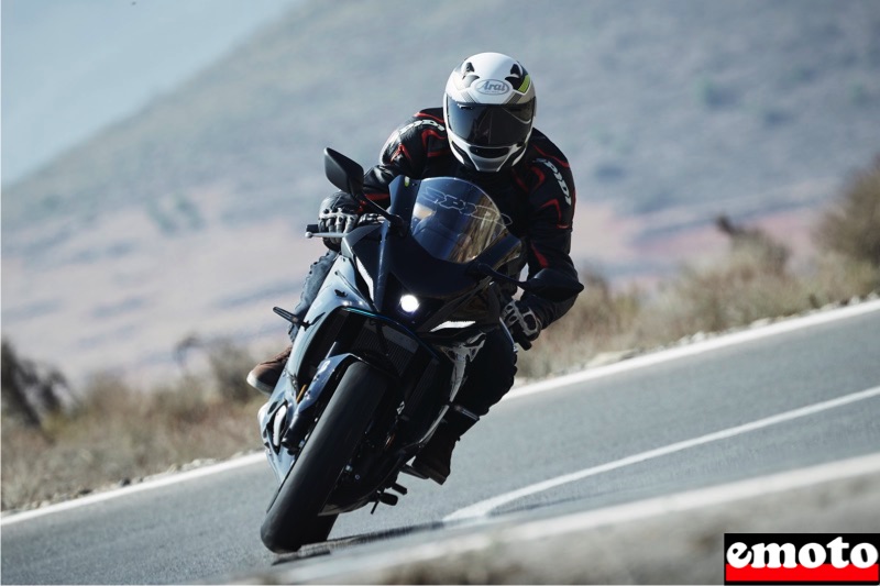 de face on voit l etroistesse de cette moto