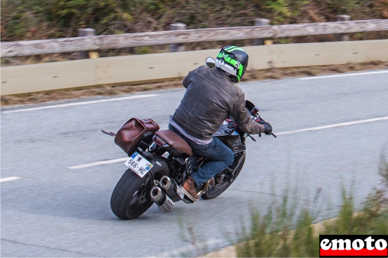 position de conduite naturelle sur la super scrambler