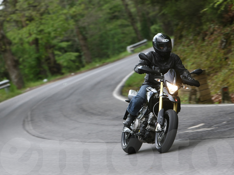 Essai Aprilia Dorsoduro 750 2008 par Jean-Michel Lainé Essai Aprilia Dorsoduro 750 2008 par Jean-Michel Lainé