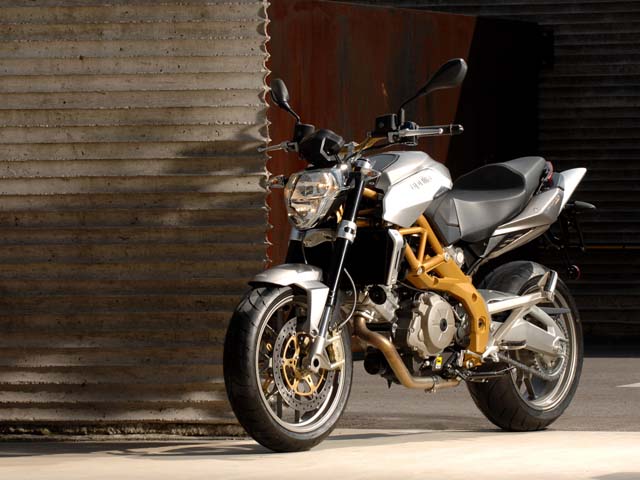 Essai Aprilia Shiver 2007 par Cécile Engelen Essai Aprilia Shiver 2007 par Cécile Engelen