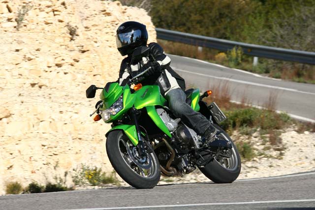 Essai Kawasaki Z750 2007 par Cécile Engelen Essai Kawasaki Z750 2007 par Cécile Engelen