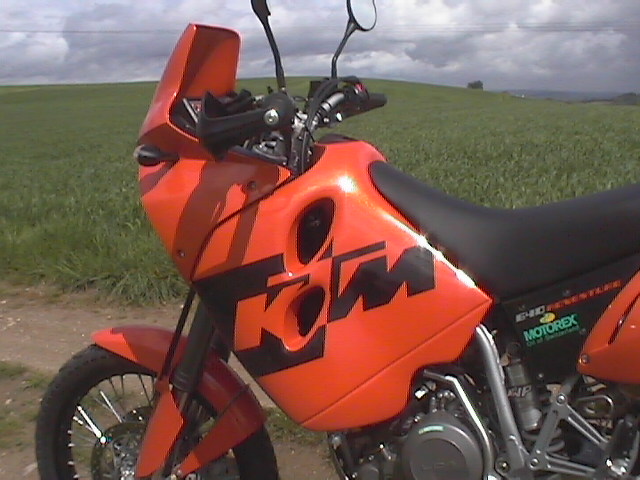 Essai KTM Adventure 640 2004 par Jean-Michel Lainé Essai KTM Adventure 640 2004 par Jean-Michel Lainé