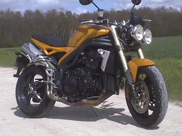 Essai Triumph Speed Triple 1050 2005 par Jean-Michel Lainé Essai Triumph Speed Triple 1050 2005 par Jean-Michel Lainé