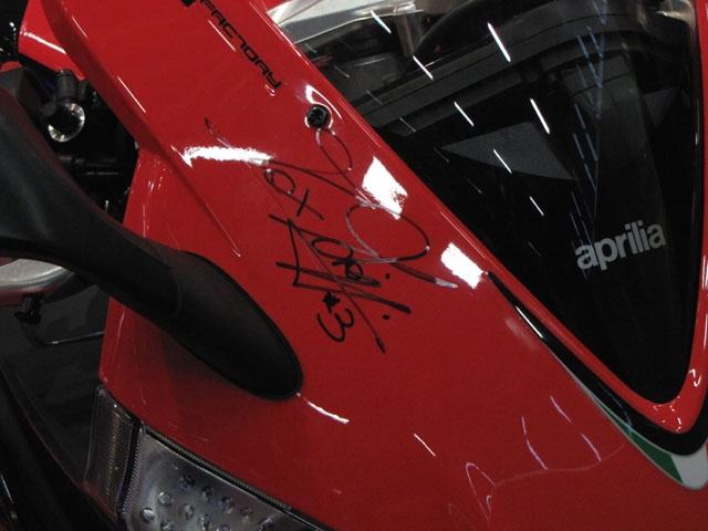 aprilia rsv4 factory aprc 2011 dedicacee par max biaggi aprilia rsv4 factory aprc 2011 dedicacee par max biaggi