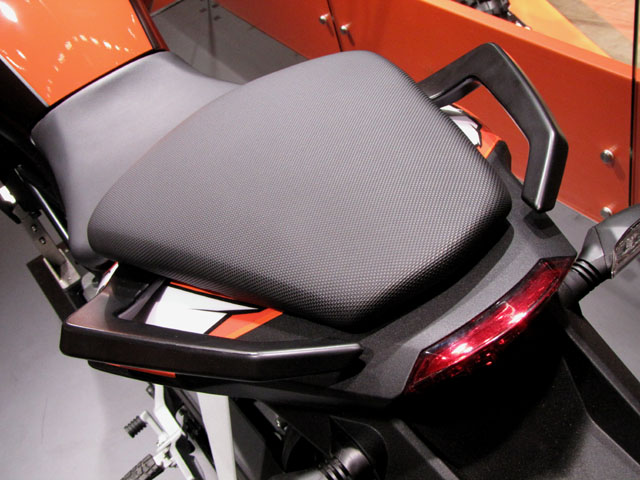ktm 125 duke selle et poignees ktm 125 duke selle et poignees