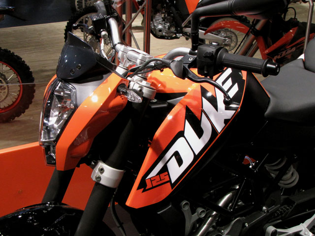 ktm 125 duke tete de fourche et reservoir ktm 125 duke tete de fourche et reservoir