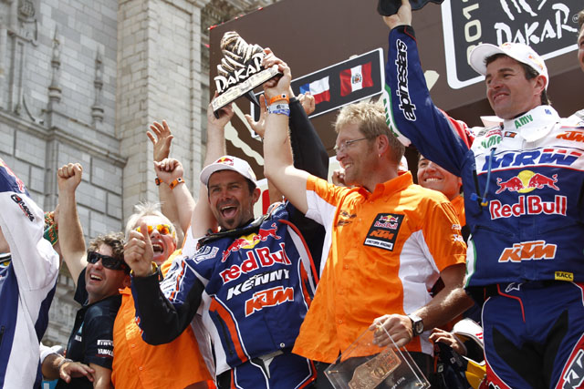 dakar 2012 lima cyril despres avec le trophee dakar 2012 lima cyril despres avec le trophee