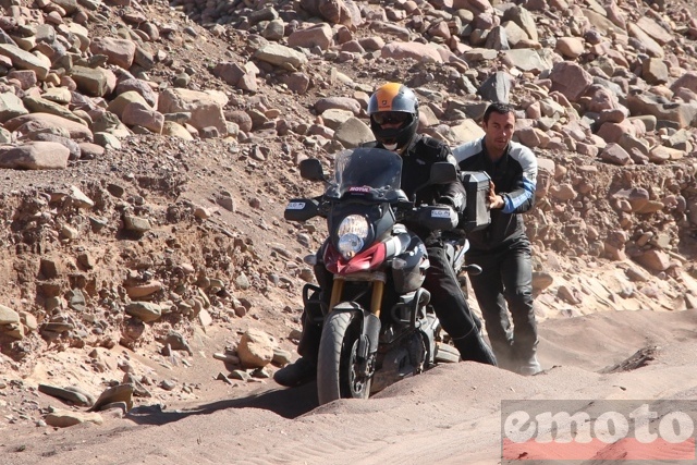 vincent philippe donne un coup de main a un pilote sur le rallye v strom au maroc vincent philippe donne un coup de main a un pilote sur le rallye v strom au maroc