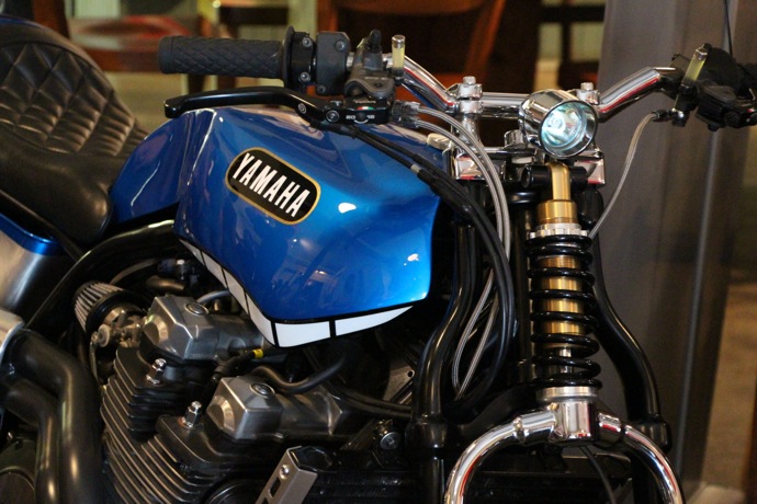 yamaha xjr 1300 rhapsody in blue et sa fourche springer yamaha xjr 1300 rhapsody in blue et sa fourche springer