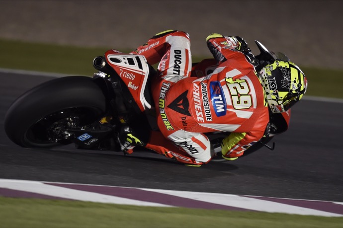 andrea iannone au qatar au guidon de sa ducati gp15 andrea iannone au qatar au guidon de sa ducati gp15