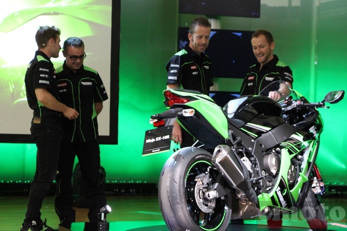 jonathan rea pere riba marcel duinker et tom sykes autour de la zx 10r 2016 jonathan rea pere riba marcel duinker et tom sykes autour de la zx 10r 2016