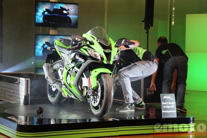 la kawasaki zx10r 2016 s installe sur son podium la kawasaki zx10r 2016 s installe sur son podium