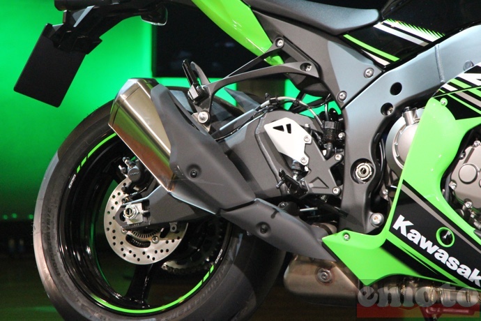 silencieux en titane de la kawasaki zx 10r silencieux en titane de la kawasaki zx 10r