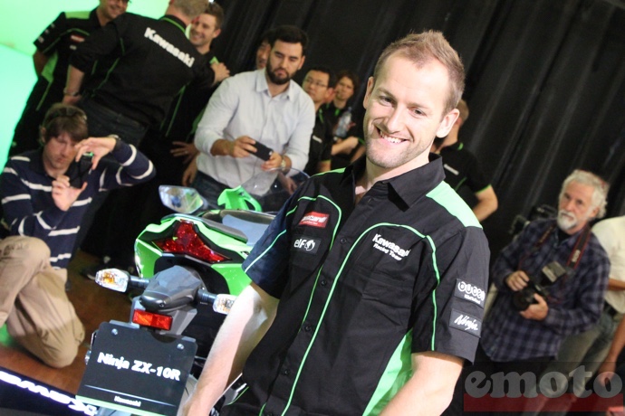 tom sykes se pr te au jeu des photos devant la kawasaki tom sykes se pr te au jeu des photos devant la kawasaki