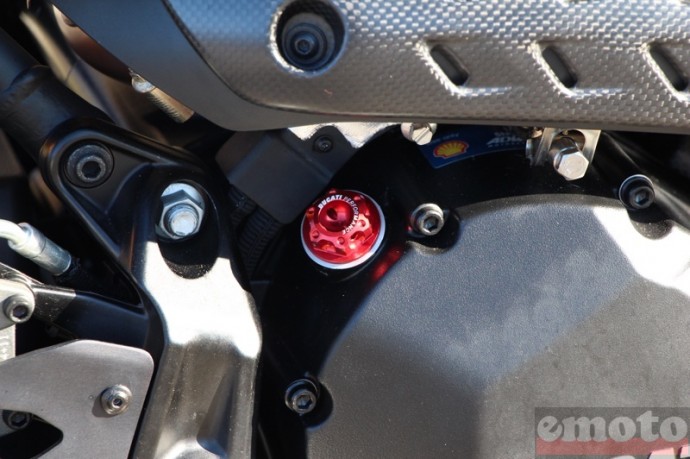 ducati monster 1200 r avec bouchon de cadre anodis ducati monster 1200 r avec bouchon de cadre anodis