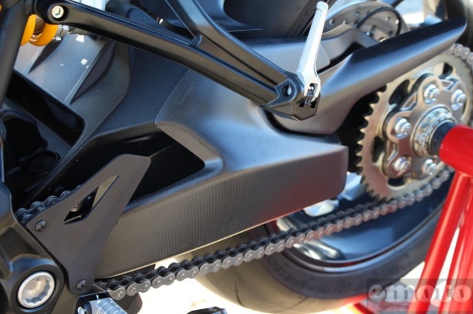 ducati monster 1200 r avec la proctection de bras oscillant et de chaine en carbone ducati monster 1200 r avec la proctection de bras oscillant et de chaine en carbone