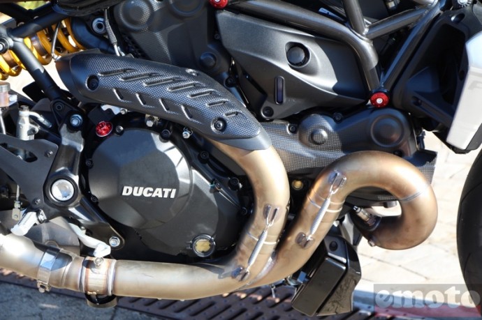 ducati monster 1200 r avec le prot ge chaleur du collecteur en carbone et le bouchon d huile anodis ducati monster 1200 r avec le prot ge chaleur du collecteur en carbone et le bouchon d huile anodis