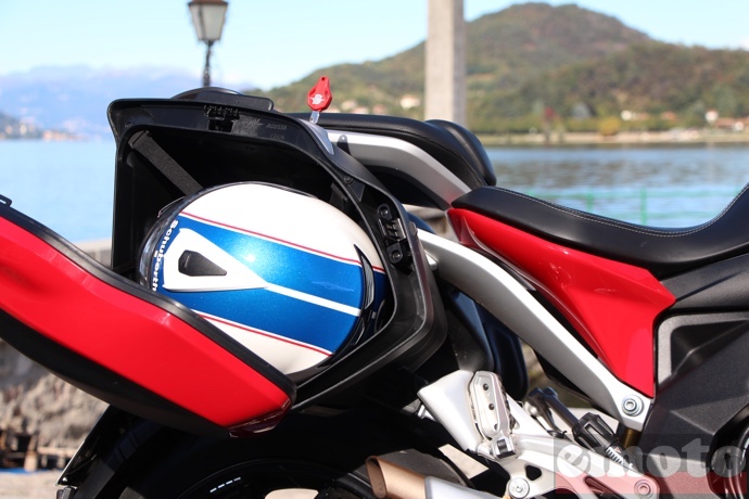 le casque int gral rentre sans souci dans les valises de la mv agusta turismo veloce 800 lusso le casque int gral rentre sans souci dans les valises de la mv agusta turismo veloce 800 lusso