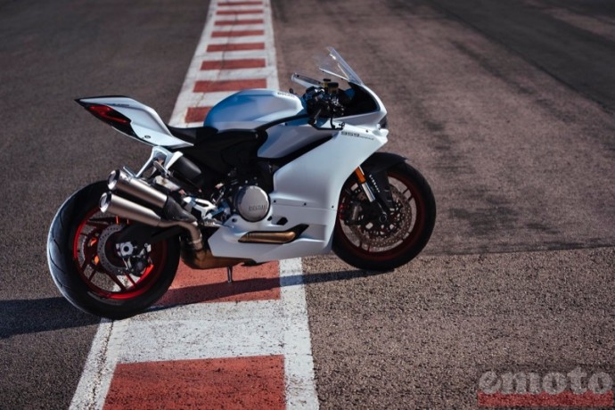 double silencieux akrapovic homologue pour la panigale 959 double silencieux akrapovic homologue pour la panigale 959