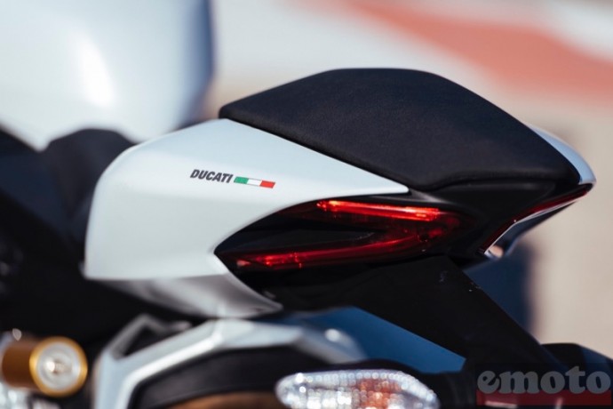 l arriere de la ducati 959 panigale est plus large et plus court l arriere de la ducati 959 panigale est plus large et plus court