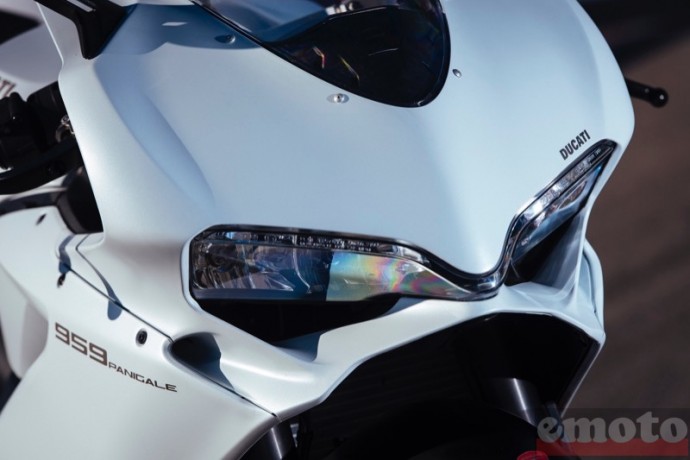 nouvelles nervures sur le car nage de la 959 panigale et entree d air plus grandes nouvelles nervures sur le car nage de la 959 panigale et entree d air plus grandes