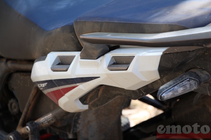 la honda africa twin peut accueillir une paire de valises la honda africa twin peut accueillir une paire de valises