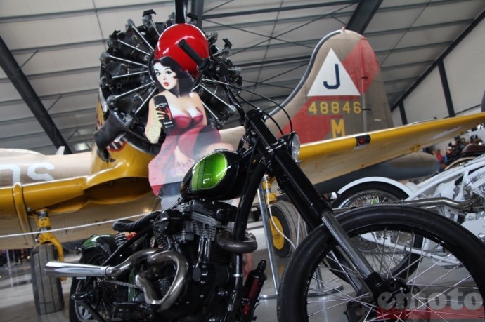 des avions des motos et une pin up ou presque des avions des motos et une pin up ou presque