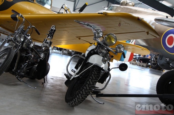 des motos sous une aile d avion des motos sous une aile d avion