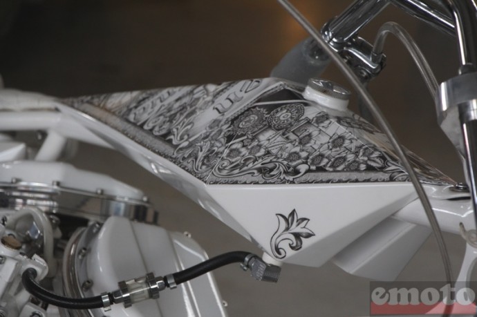 detail d une reservoir sur une harley detail d une reservoir sur une harley