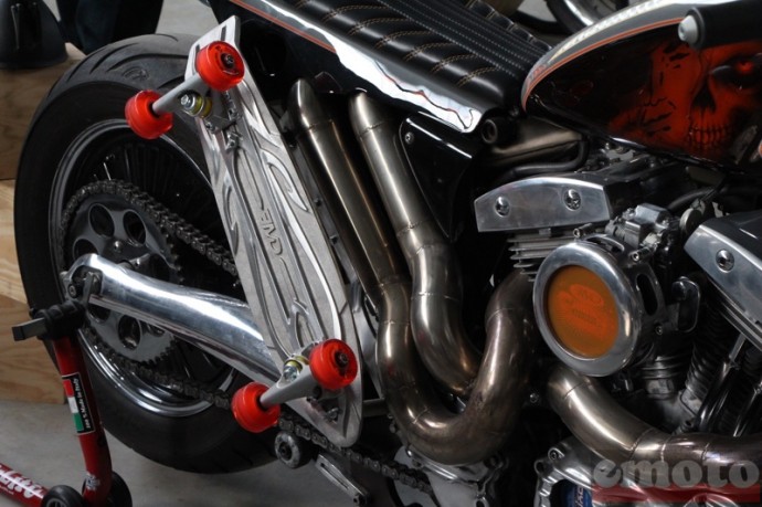 le skate n est jamais loin chez esteves motorcycle design en metal bien sur le skate n est jamais loin chez esteves motorcycle design en metal bien sur