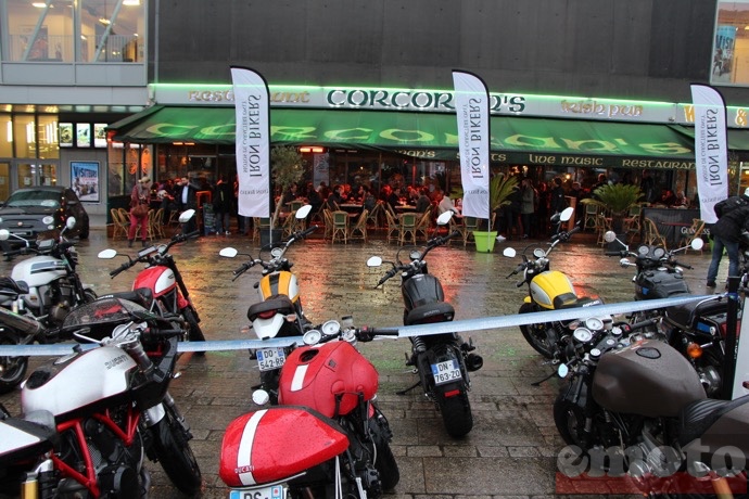 debut de soiree iron bikers la pluie est deja la les bikers en metal arriveront plus tard debut de soiree iron bikers la pluie est deja la les bikers en metal arriveront plus tard