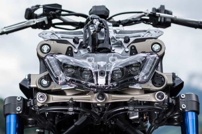 yamaha niken le systeme d inclinaison derriere les phares et la bielle pour la direction en dessous yamaha niken le systeme d inclinaison derriere les phares et la bielle pour la direction en dessous