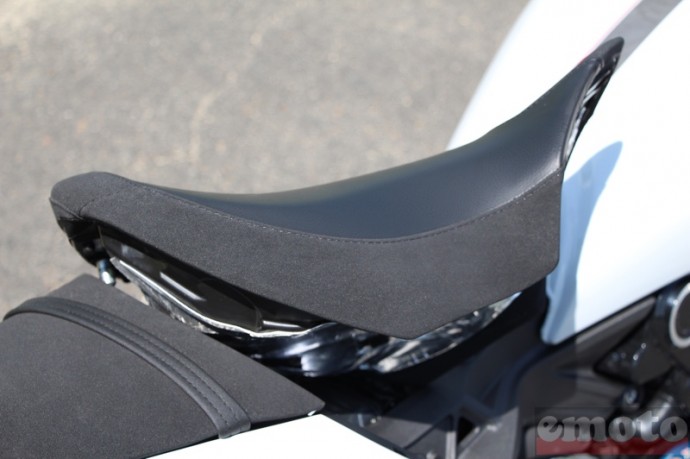 la selle haute est aussi plus epaisse comme on le voit lorsqu on la souleve la selle haute est aussi plus epaisse comme on le voit lorsqu on la souleve